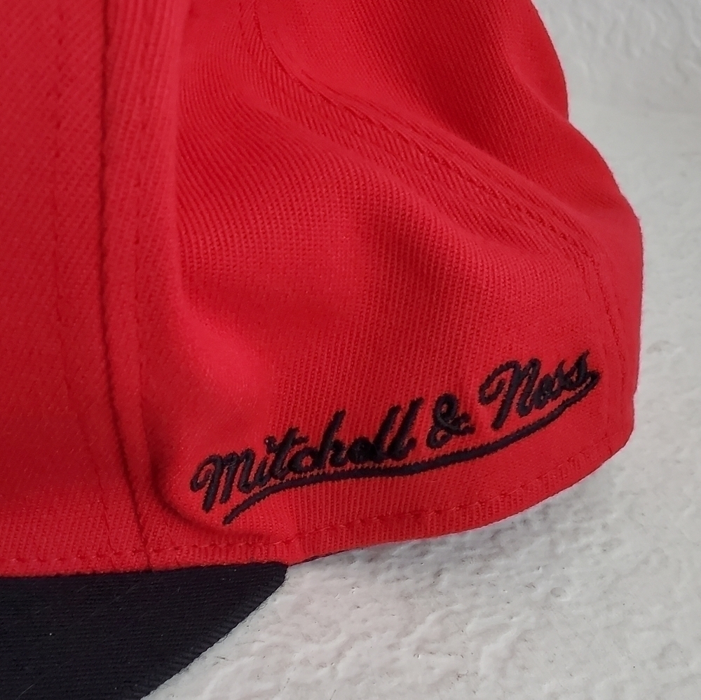 Chicago Bulls Red and Black Snapback Hat - Picture 4 of 10